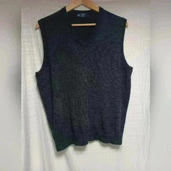 J.Crew V neck 💯 Merino Wool Sweater Vest.  Men's size L - Picture 2 of 7